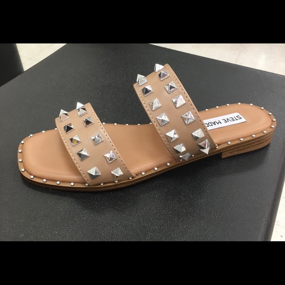 🤎Steve Maddens Nude Studded Slip on shoes 🤎 - Picture 7 of 9